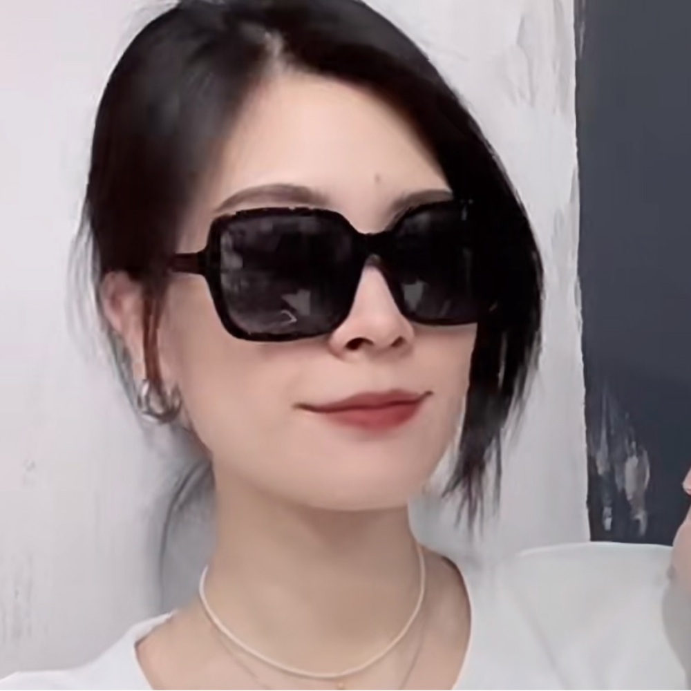 Chanel Current Style 5505 Black Frame Polarized Gradient Lens Sunglasses - Picture 4 of 12